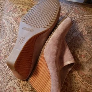 Neutral color suede aerosol wedge
